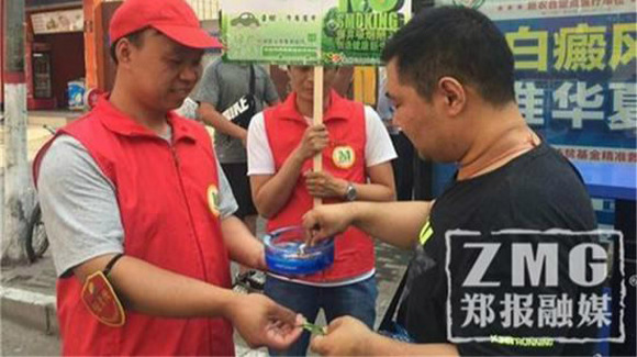 A volunteer give passenger a gum to help stop smoking. (Photo//Zhengzhou Evening Newspaper) A volunteer give passenger a gum to help stop smoking. (Photo//Zhengzhou Evening Newspaper)