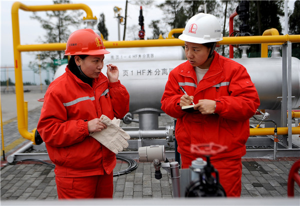 Mi Ying looks for first-hand information on gas production on Sinopec's Fuling shale gas field, Southwest China's Chongqing. (Photo provided to chinadaily.com.cn) Mi Ying looks for first-hand information on gas production on Sinopec's Fuling shale gas field, Southwest China's Chongqing. (Photo provided to chinadaily.com.cn)