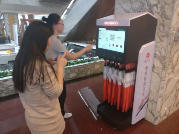 People rent Umbrellas at a metro station in Guangzhou, South China's Guangdong province. (Photo/Weibo) People rent Umbrellas at a metro station in Guangzhou, South China's Guangdong province. (Photo/Weibo)