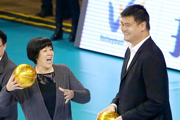 Lang Ping and Yao Ming open a volleyball match in Shanghai in this Oct 28, 2016 file photo. (Photo/Xinhua)