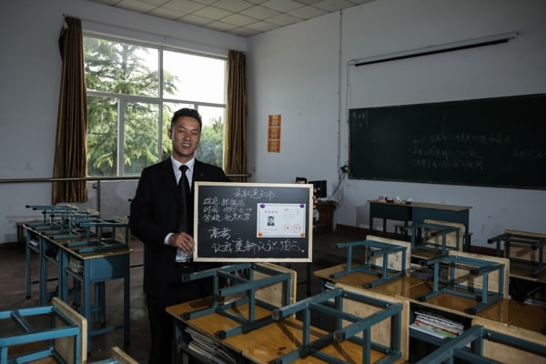 Zhang shows the letter of admission issued to him by Peking University. (File Photo/China Daily) Zhang shows the letter of admission issued to him by Peking University. (File Photo/China Daily)