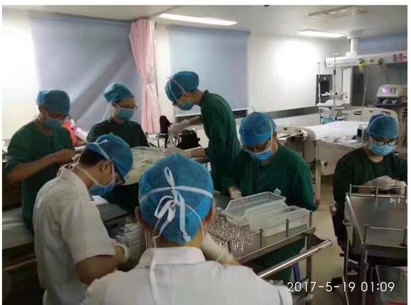 Medical workers at the First Affiliated Hospital of Shantou University Medical College open glass vials of atropine to save a poisoned patient in the early hours of May 19, 2017. (Photo from the Web) Medical workers at the First Affiliated Hospital of Shantou University Medical College open glass vials of atropine to save a poisoned patient in the early hours of May 19, 2017. (Photo from the Web)