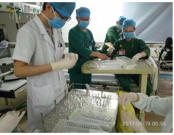 Medical workers at the First Affiliated Hospital of Shantou University Medical College open glass vials of atropine to save a poisoned patient in the early hours of May 19, 2017. (Photo from the Web) Medical workers at the First Affiliated Hospital of Shantou University Medical College open glass vials of atropine to save a poisoned patient in the early hours of May 19, 2017. (Photo from the Web)