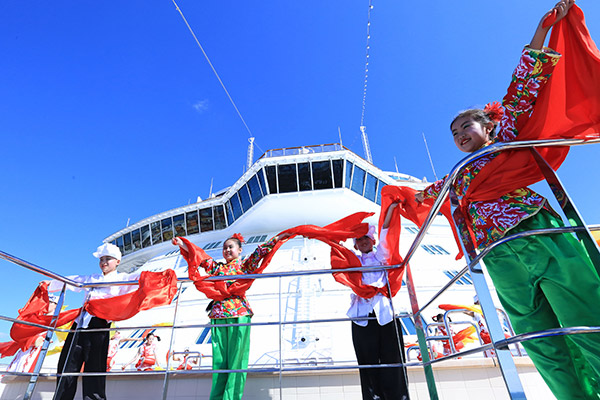 Performers stage a folk dance from China's Shaanxi province on board the Majestic Princess in Rome, May 22, 2017. (Photo/Xinhua) Performers stage a folk dance from China's Shaanxi province on board the Majestic Princess in Rome, May 22, 2017. (Photo/Xinhua)