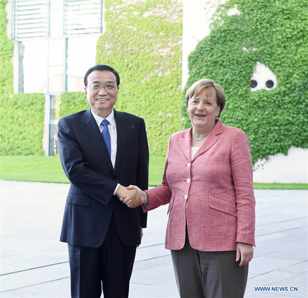 Chinese Premier Li Keqiang (L) attends a welcome ceremony held by German Chancellor Angela Merkel before an annual meeting between the heads of the two countries' governments in Berlin, Germany, May 31, 2017. (Xinhua/Zhang Duo) Chinese Premier Li Keqiang (L) attends a welcome ceremony held by German Chancellor Angela Merkel before an annual meeting between the heads of the two countries' governments in Berlin, Germany, May 31, 2017. (Xinhua/Zhang Duo)