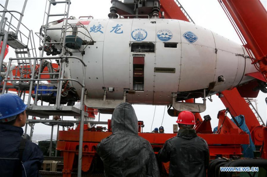 Manned submersible Jiaolong is put into the sea to conduct its first dive in Yap Trench, June 4, 2017. (Xinhua/Liu Shiping)