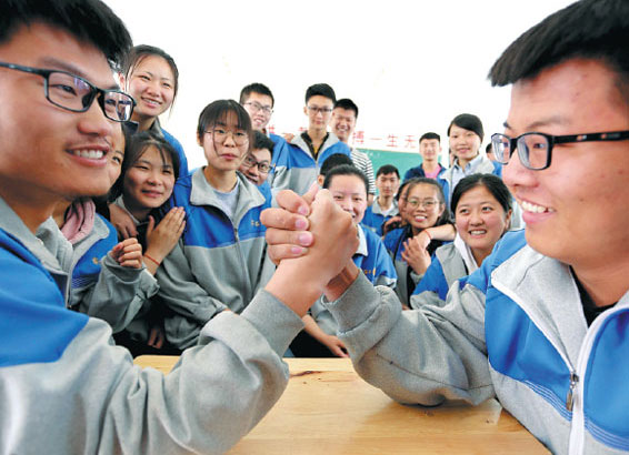 Students at No. 2 Middle School in Donghai county, Jiangsu province, seek diversion on Tuesday from the pressure of the upcoming gaokao, the national college entrance exam.Zhang Kaihu/for China Daily Students at No. 2 Middle School in Donghai county, Jiangsu province, seek diversion on Tuesday from the pressure of the upcoming gaokao, the national college entrance exam.Zhang Kaihu/for China Daily