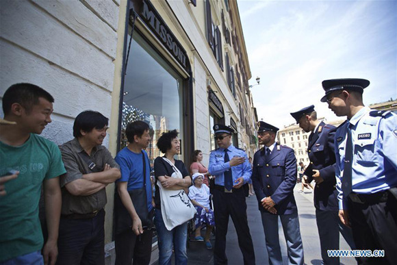 Chinese police officers and Italian police officers talk with tourists at Piazza di Spagna of Rome, Italy, on June 5, 2017. (Xinhua/Jin Yu) Chinese police officers and Italian police officers talk with tourists at Piazza di Spagna of Rome, Italy, on June 5, 2017. (Xinhua/Jin Yu)