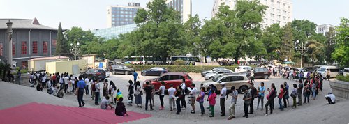 People line up outside the Beijing People's Art Theater on May 19 to buy tickets for Teahouse. (Photo/Courtesy of the Beijing People's Art Theater) People line up outside the Beijing People's Art Theater on May 19 to buy tickets for Teahouse. (Photo/Courtesy of the Beijing People's Art Theater)