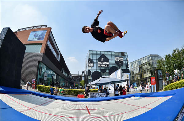 An outdoor sports enthusiast tests the trampoline at the Banff China film festival on May 20 in Beijing. Photos provided to China Daily An outdoor sports enthusiast tests the trampoline at the Banff China film festival on May 20 in Beijing. Photos provided to China Daily