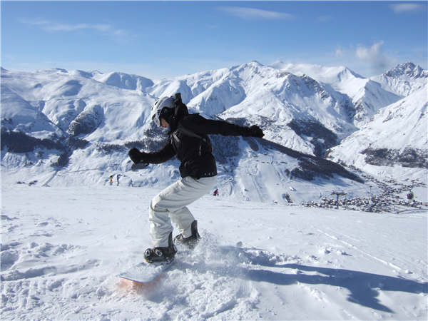 Qian Haiying, founder of the Banff China film festival that promotes outdoor and nature documentaries, is herself a fan of outdoor sports-diving, running and skiing. Qian Haiying, founder of the Banff China film festival that promotes outdoor and nature documentaries, is herself a fan of outdoor sports-diving, running and skiing.