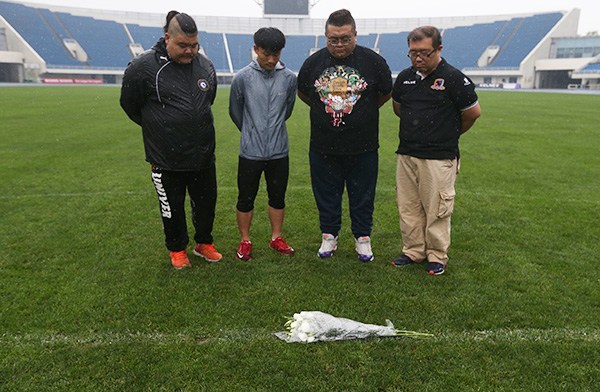 Fans pay tribute to Tiote at the National Olympic Sports Center, the club's home field, on Tuesday. Photo By Hei Ke / For China Daily Fans pay tribute to Tiote at the National Olympic Sports Center, the club's home field, on Tuesday. Photo By Hei Ke / For China Daily