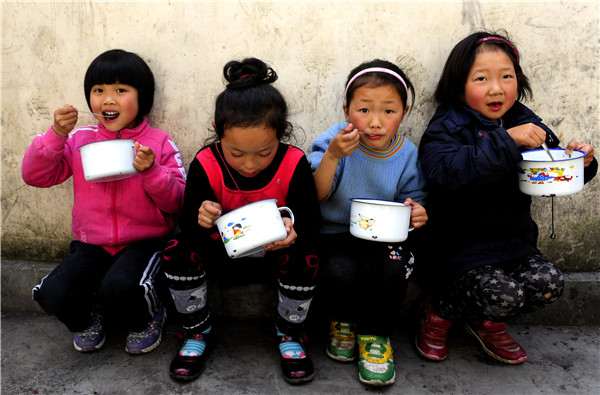 Children enjoy free lunches in Hefeng county, Hubei province. (Photo/Xinhua) Children enjoy free lunches in Hefeng county, Hubei province. (Photo/Xinhua)