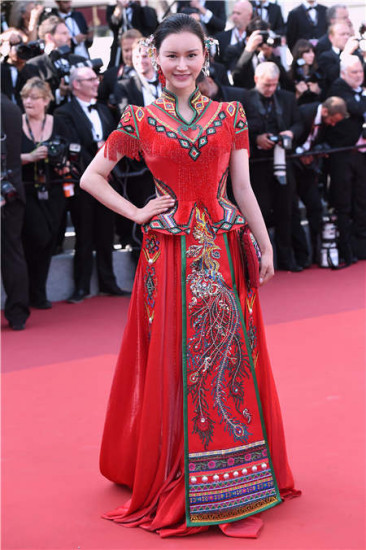Deng Chaoyu clad in an embroidered gown on the red carpet of the Cannes film festival in May. (Photo provided to China Daily) Deng Chaoyu clad in an embroidered gown on the red carpet of the Cannes film festival in May. (Photo provided to China Daily)
