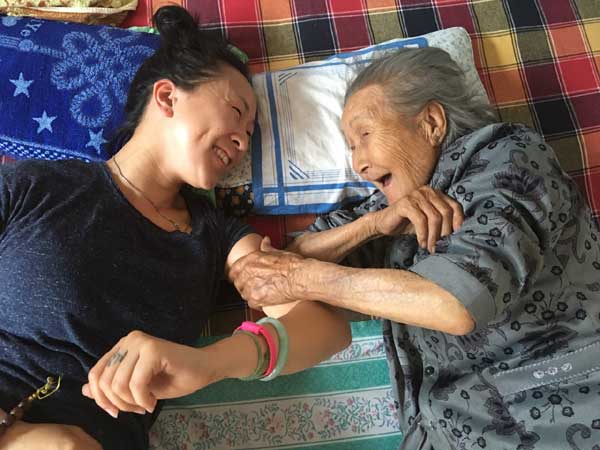 Tiffany Hsiung (left), writer and director of The Apology, and Grandma Cao at Cao's home last year. Provided to China Daily Tiffany Hsiung (left), writer and director of The Apology, and Grandma Cao at Cao's home last year. Provided to China Daily