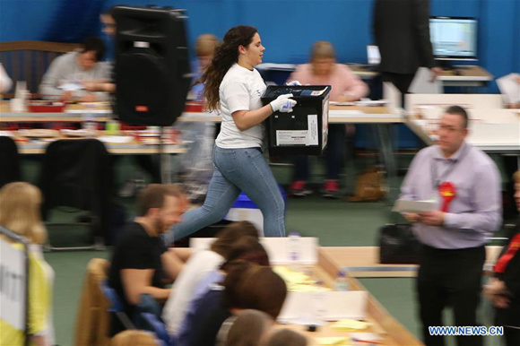 Staff members count votes at a polling station in Sunderland, Britain on June 8, 2017. (Xinhua) Staff members count votes at a polling station in Sunderland, Britain on June 8, 2017. (Xinhua)