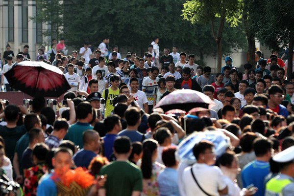 Students walk out of a test venue in Shenyang, Liaoning province, on June 8, 2017. (Photo/Xinhua) Students walk out of a test venue in Shenyang, Liaoning province, on June 8, 2017. (Photo/Xinhua)