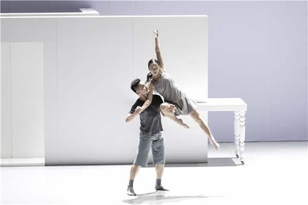 Amidst the Wind is a celebration of the most exhilarating dance excerpts from its productions of the past two decades. Amidst the Wind is a celebration of the most exhilarating dance excerpts from its productions of the past two decades.
