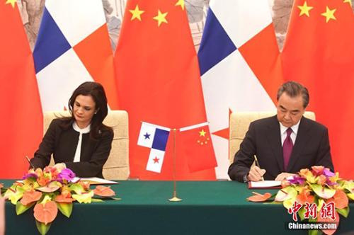 Chinese Foreign Minister Wang Yi and Isabel Saint Malo de Alvarado, Panama's vice president and foreign minister, sign the joint communique in Beijing, capital of China, June 13, 2017. (Photo: China News Service/Sheng Jiapeng) Chinese Foreign Minister Wang Yi and Isabel Saint Malo de Alvarado, Panama's vice president and foreign minister, sign the joint communique in Beijing, capital of China, June 13, 2017. (Photo: China News Service/Sheng Jiapeng)
