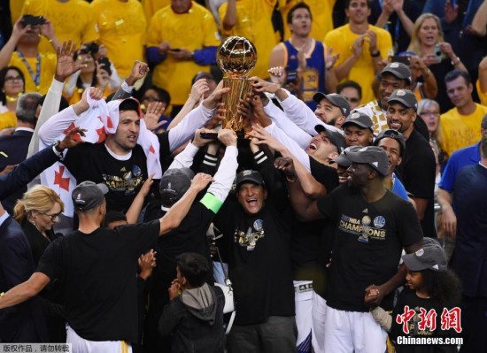 The Golden State Warriors celebrate winning the NBA title Monday at Oracle Arena. (Photo/Agencies) The Golden State Warriors celebrate winning the NBA title Monday at Oracle Arena. (Photo/Agencies)