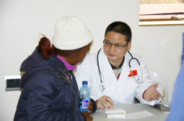 Xu Fulu (R) talks to a patient in Lesotho. (Photo provided to chinadaily.com.cn) Xu Fulu (R) talks to a patient in Lesotho. (Photo provided to chinadaily.com.cn)