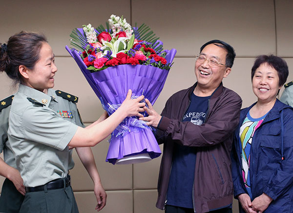 Medical staff at Tangdu Hospital in Xi'an, Shaanxi province, give flowers to a man surnamed Guo last month. Guo recovered from bird flu after being treated at the hospital. The hospital is affiliated with the Fourth Military Medical University.Ruan Banhui / For China Daily Medical staff at Tangdu Hospital in Xi'an, Shaanxi province, give flowers to a man surnamed Guo last month. Guo recovered from bird flu after being treated at the hospital. The hospital is affiliated with the Fourth Military Medical University.Ruan Banhui / For China Daily