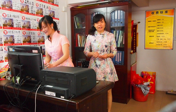 Gu Huaying (left) and Liu Hongxia chat in Gu's shop in Huichang, Jiangxi province.Zuo Zhuo / China Daily Gu Huaying (left) and Liu Hongxia chat in Gu's shop in Huichang, Jiangxi province.Zuo Zhuo / China Daily