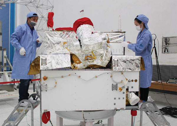 Technicians install thermal control materials for Micius at the Jiuquan Satellite Launch Center in July. (Photo/Xinhua) Technicians install thermal control materials for Micius at the Jiuquan Satellite Launch Center in July. (Photo/Xinhua)