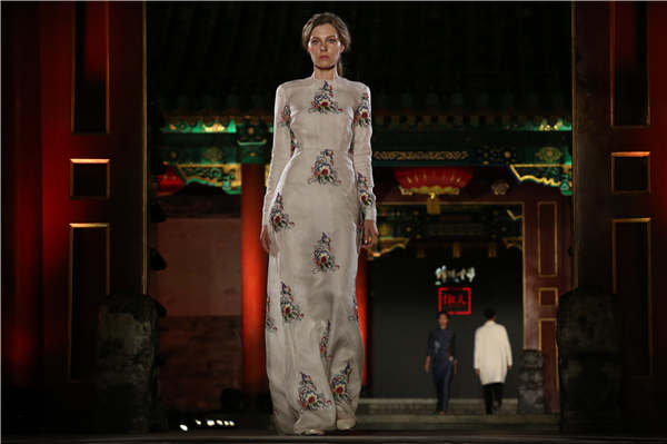 A model shows a creation of fashion brands that demonstrates how they enliven Chinese garments at a recent runway show at Prince Gong's Mansion in Beijing. (Photo by Jiang Dong/China Daily) A model shows a creation of fashion brands that demonstrates how they enliven Chinese garments at a recent runway show at Prince Gong's Mansion in Beijing. (Photo by Jiang Dong/China Daily)