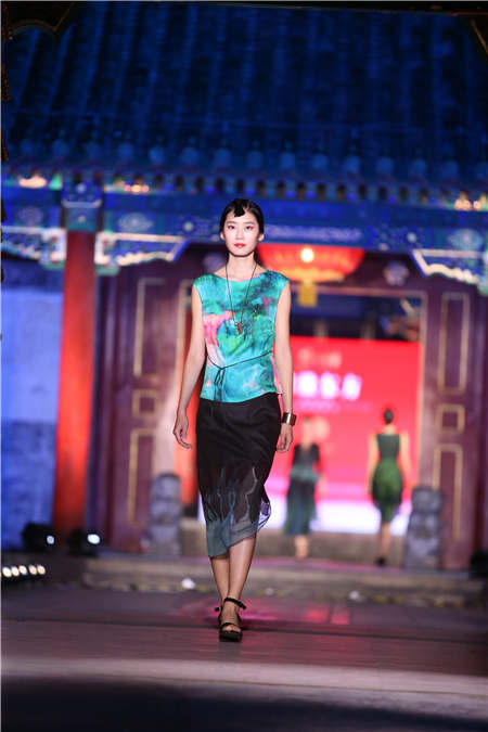 A model shows a creation of fashion brands that demonstrates how they enliven Chinese garments at a recent runway show at Prince Gong's Mansion in Beijing. (Photo by Jiang Dong/China Daily) A model shows a creation of fashion brands that demonstrates how they enliven Chinese garments at a recent runway show at Prince Gong's Mansion in Beijing. (Photo by Jiang Dong/China Daily)