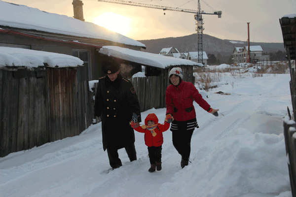Zhao, Gu and their daughter walk down a snow-covered lane on their way home. Photo Provided To China Daily Zhao, Gu and their daughter walk down a snow-covered lane on their way home. Photo Provided To China Daily