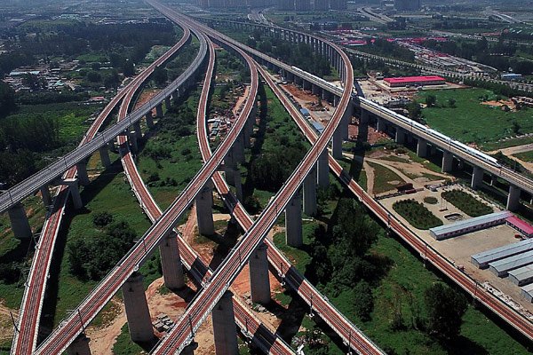 High-speed railways crisscross near the Zhengzhou East Station in Central China's Henan province. (Photo/Xinhua) High-speed railways crisscross near the Zhengzhou East Station in Central China's Henan province. (Photo/Xinhua)