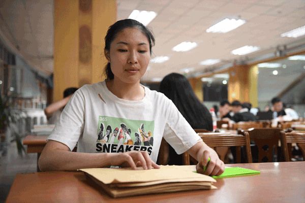 Yu Ya'nan, a student majoring in piano performance at Changchun University's Special Education School, studies English at a library on Friday. Yu was one of the first five blind students to take the College English Test. ZHANG NAN/XINHUA Yu Ya'nan, a student majoring in piano performance at Changchun University's Special Education School, studies English at a library on Friday. Yu was one of the first five blind students to take the College English Test. ZHANG NAN/XINHUA