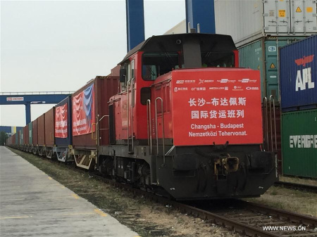A new freight train arrives at the Budapest Intermodal Logistic Center in Budapest, Hungary, on June 16, 2017. This freight train departed from southern Chinese city of Changsha on May 27, carrying 41 containers of electronic products, shoes and apparel, fiber optic cable, hardware and machinery parts made in China. (Xinhua/Yang Yongqian) A new freight train arrives at the Budapest Intermodal Logistic Center in Budapest, Hungary, on June 16, 2017. This freight train departed from southern Chinese city of Changsha on May 27, carrying 41 containers of electronic products, shoes and apparel, fiber optic cable, hardware and machinery parts made in China. (Xinhua/Yang Yongqian)