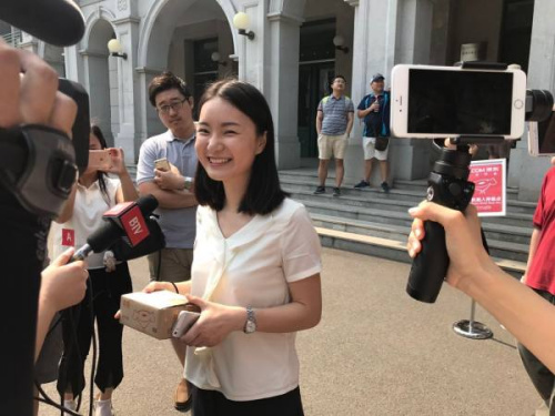 item delivered by robot courier (People's Daily)