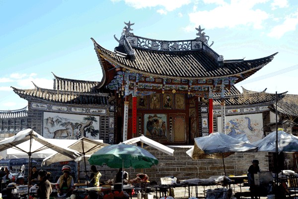 A stage for traditional opera often hosts performances in Zhoucheng village in Jianchuan county, Yunnan. WANG MINGWEI/CHINA DAILY A stage for traditional opera often hosts performances in Zhoucheng village in Jianchuan county, Yunnan. WANG MINGWEI/CHINA DAILY