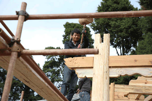 Workmen help to build a local history museum in Shaxi. HOU LIQIANG/CHINA DAILY Workmen help to build a local history museum in Shaxi. HOU LIQIANG/CHINA DAILY