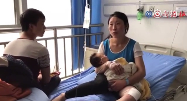 A screenshot of a video shows Xiao Yanchun holding her son at Maoxian County People's Hospital, in Aba Tibetan and Qiang autonomous prefecture, Sichuan province on June 24, 2017. (Screenshot from official Sina Weibo of Chengdu Economic Daily) A screenshot of a video shows Xiao Yanchun holding her son at Maoxian County People's Hospital, in Aba Tibetan and Qiang autonomous prefecture, Sichuan province on June 24, 2017. (Screenshot from official Sina Weibo of Chengdu Economic Daily)