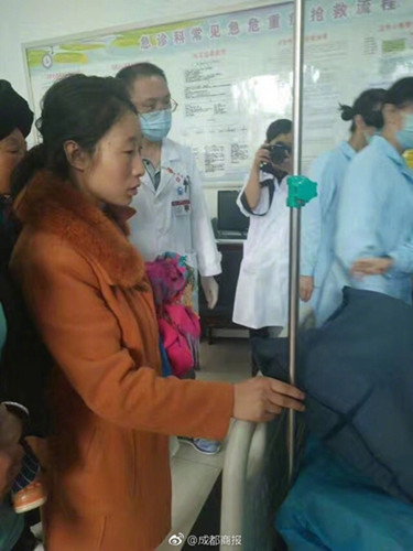 Xiao Yanchun is seen at Maoxian County People's Hospital, in Aba Tibetan and Qiang autonomous prefecture, Sichuan province, June 24, 2017. (Photo from official Sina Weibo of Chengdu Economic Daily) Xiao Yanchun is seen at Maoxian County People's Hospital, in Aba Tibetan and Qiang autonomous prefecture, Sichuan province, June 24, 2017. (Photo from official Sina Weibo of Chengdu Economic Daily)