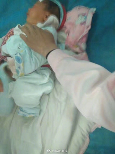 Xiao Yanchun's 38-day-old son is cared for at Maoxian County People's Hospital, in Aba Tibetan and Qiang autonomous prefecture, Sichuan province, June 24, 2017. (Photo from official Sina Weibo of Chengdu Economic Daily) Xiao Yanchun's 38-day-old son is cared for at Maoxian County People's Hospital, in Aba Tibetan and Qiang autonomous prefecture, Sichuan province, June 24, 2017. (Photo from official Sina Weibo of Chengdu Economic Daily)