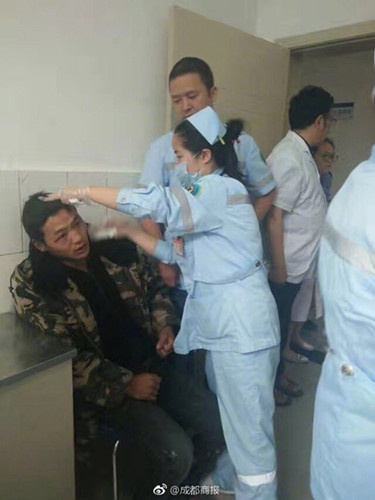 Xiao Yanchun's husband, Qiao Dashuai, is attended to by a nurse at Maoxian County People's Hospital, in Aba Tibetan and Qiang autonomous prefecture, Sichuan province, June 24, 2017. (Photo from official Sina Weibo of Chengdu Economic Daily) Xiao Yanchun's husband, Qiao Dashuai, is attended to by a nurse at Maoxian County People's Hospital, in Aba Tibetan and Qiang autonomous prefecture, Sichuan province, June 24, 2017. (Photo from official Sina Weibo of Chengdu Economic Daily)