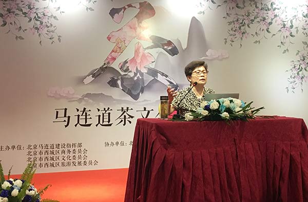 Wang Xiulan, vice-chairman of the Beijing Tea Marketing Association, gave a lecture on herbal tea. (Photo provided to chinadaily.com.cn) Wang Xiulan, vice-chairman of the Beijing Tea Marketing Association, gave a lecture on herbal tea. (Photo provided to chinadaily.com.cn)