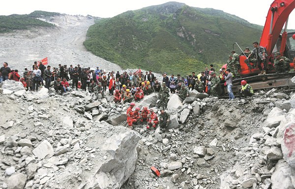 Sichuan Brigade of Armed Police officers use life detection devices to search for buried villagers of Xinmo village, Sichuan, on Sunday. PHOTOS BY FENG YONGBIN / CHINA DAILY Sichuan Brigade of Armed Police officers use life detection devices to search for buried villagers of Xinmo village, Sichuan, on Sunday. PHOTOS BY FENG YONGBIN / CHINA DAILY