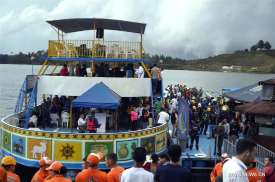 Image provided by Antioquia Police shows rescuers and police officers boarding a boat towards the site where a tour boat capsized in Guatape, Antioquia Department, Colombia, on June 25, 2017. (Photo/Xinhua) Image provided by Antioquia Police shows rescuers and police officers boarding a boat towards the site where a tour boat capsized in Guatape, Antioquia Department, Colombia, on June 25, 2017. (Photo/Xinhua)