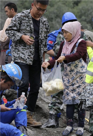 Residents donate lunches to volunteers on Sunday.(Photo by FENG YONGBIN/CHINA DAILY) Residents donate lunches to volunteers on Sunday.(Photo by FENG YONGBIN/CHINA DAILY)