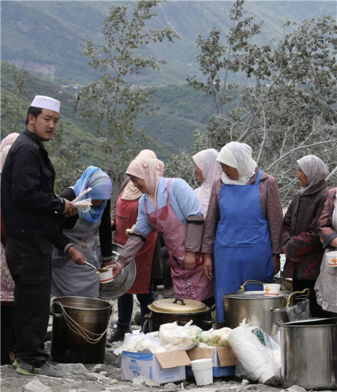 Residents donate lunches to volunteers on Sunday.(Photo by FENG YONGBIN/CHINA DAILY) Residents donate lunches to volunteers on Sunday.(Photo by FENG YONGBIN/CHINA DAILY)