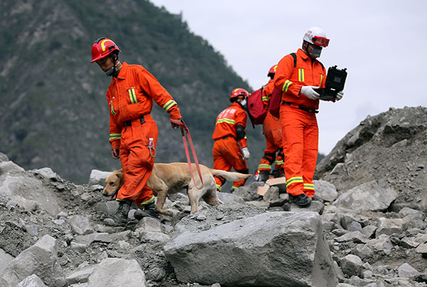 Rescuers use camera probes to check for signs of life on Monday in Xinmo village, Sichuan province.(Photo by Feng Yongbin/China Daily) Rescuers use camera probes to check for signs of life on Monday in Xinmo village, Sichuan province.(Photo by Feng Yongbin/China Daily)