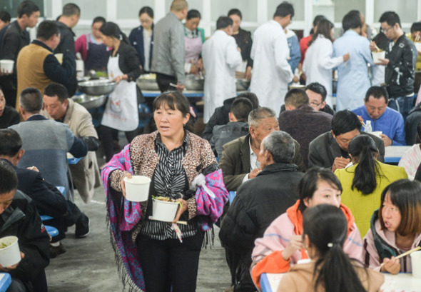 Villagers affected by the landslide wait for supper at a center for displaced residents on Tuesday night. The center, located in an elementary school, provides accommodations and counseling services. (Photo by Hao Fei/China Daily) Villagers affected by the landslide wait for supper at a center for displaced residents on Tuesday night. The center, located in an elementary school, provides accommodations and counseling services. (Photo by Hao Fei/China Daily)