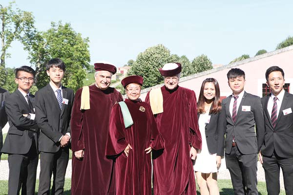 Fan Lina (center) and judges meet Chinese teams at a wine-tasting in Bordeux, France. (Photo by Wang Mingjie/China Daily UK) Fan Lina (center) and judges meet Chinese teams at a wine-tasting in Bordeux, France. (Photo by Wang Mingjie/China Daily UK)