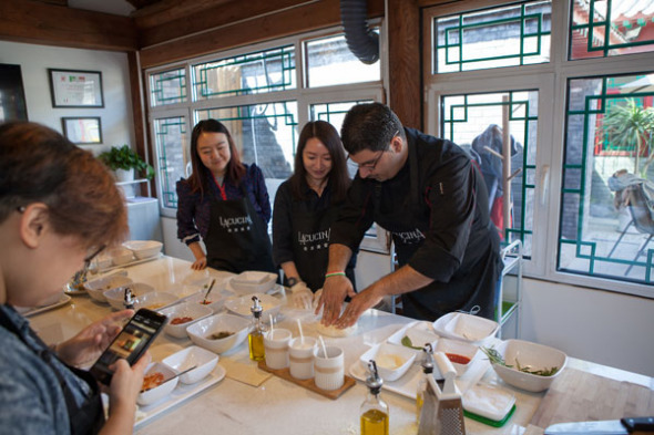 Liushuixiang's Michelin star chef Massimo Esposito teaches Chinese customers how to make Naples-style Italian food at his restaurant in a hutong in Beijing, China. (Photo provided to chinadaily.com.cn) Liushuixiang's Michelin star chef Massimo Esposito teaches Chinese customers how to make Naples-style Italian food at his restaurant in a hutong in Beijing, China. (Photo provided to chinadaily.com.cn)